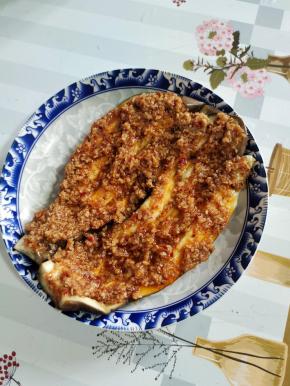 均匀的涂抹一层蒜蓉辣酱！