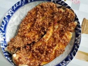 均匀的涂抹一层蒜蓉辣酱！