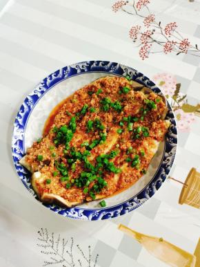 撒上适量的葱花即可食用！