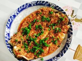 撒上适量的葱花即可食用！