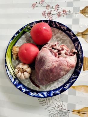 准备好所需的食材：
猪心1个清洗干净，番茄2个清洗干净，蒜瓣1个，生姜1块，葱洗净备用！