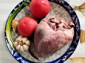 准备好所需的食材：
猪心1个清洗干净，番茄2个清洗干净，蒜瓣1个，生姜1块，葱洗净备用！
