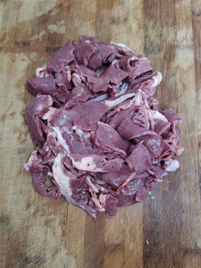 猪心对半切开，再一分为四。切成薄薄的片！