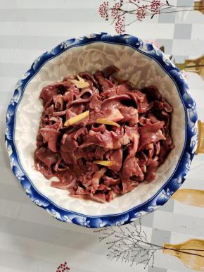 切好的猪心放入碗中，加入适量的料酒，生抽，淀粉，生姜抓拌均匀，再放入适量的淀粉和食用油顺时针方向搅拌均匀，腌制20分钟！
