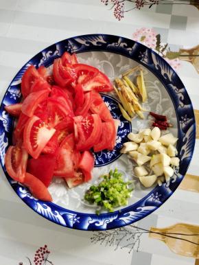 蒜瓣切成小块，生姜切成丝，干辣椒切成段，番茄切成片，葱切成葱花备用！