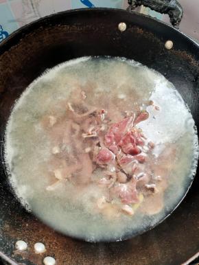 水开放入腌制好的猪心，焯烫2分钟左右！