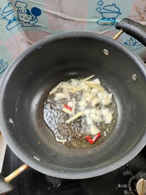 起锅烧油，放入生姜，蒜瓣，干辣椒爆香！