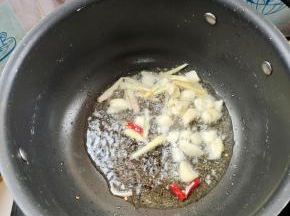 起锅烧油，放入生姜，蒜瓣，干辣椒爆香！