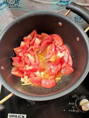 放入番茄翻炒至软烂！