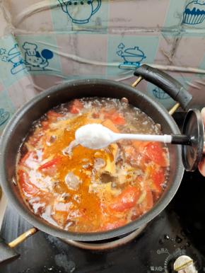 放入一勺盐调味！
