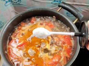 放入一勺盐调味！