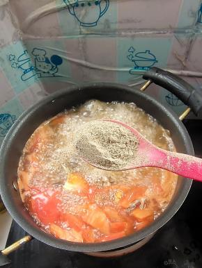 放入一勺胡椒粉去腥增香！