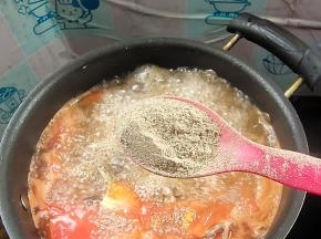 放入一勺胡椒粉去腥增香！