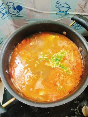 起锅前放入适量的鸡精和葱花即可！