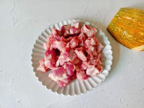 新鲜的排骨切成寸段。