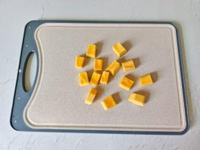 南瓜去瓤切成小块。