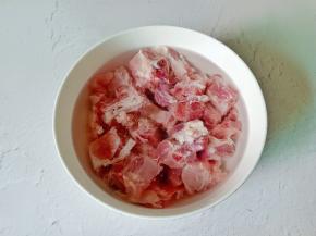 排骨用清水多浸泡几次，可以去除杂质。