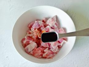 浸泡好的排骨沥水，加生抽两勺。