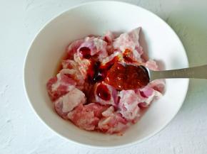 加入豆瓣酱一勺。