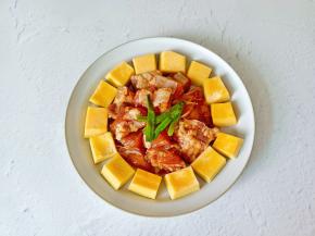 把南瓜码放到盘子里，再放上排骨。