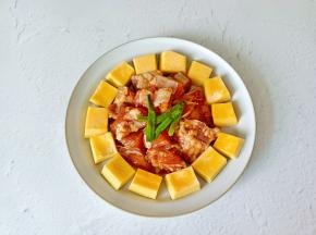 把南瓜码放到盘子里，再放上排骨。