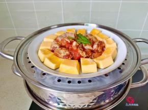 帝伯朗不锈钢蒸锅第二层放上南瓜块，第三层放上排骨。