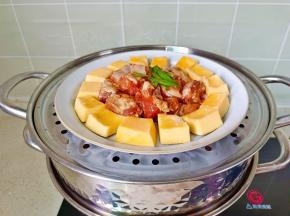 帝伯朗不锈钢蒸锅第二层放上南瓜块，第三层放上排骨。