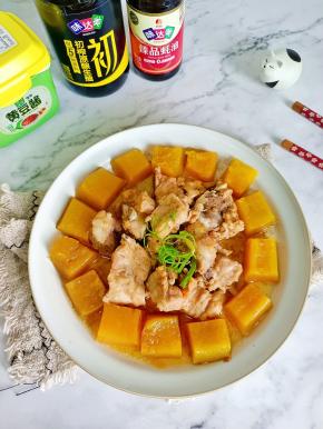 蒸好的南瓜甜糯糯的，特别好吃，排骨也够入味！