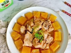 蒸好的南瓜甜糯糯的，特别好吃，排骨也够入味！