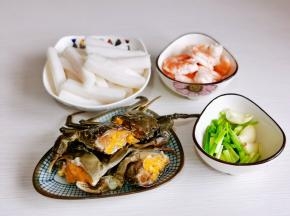 虾煮熟剥皮，葱姜蒜切好，螃蟹一切二。