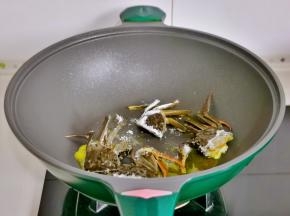 蟹切口处沾满淀粉，放入锅中。