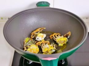 小火煎至变色。