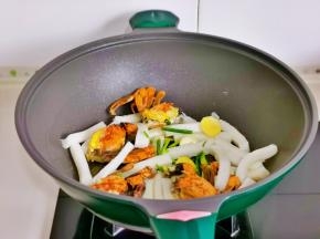 加入煮过的年糕。