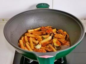 加入一小碗水，把蟹煮熟。