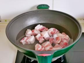 五花肉洗净后冷水下锅，烧开后煮5分钟捞出温水冲洗。
