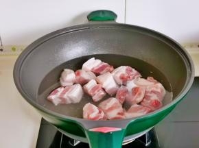 五花肉洗净后冷水下锅，烧开后煮5分钟捞出温水冲洗。