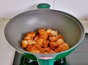 加入擦干的肉块炒糖色。