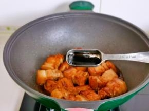 加入红烧酱油。