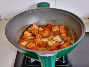 加入切小块的冬瓜。（不喜欢可以不放）