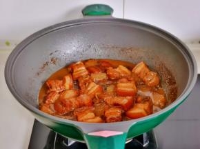 冬瓜烧熟加入盐大火收汁关火。