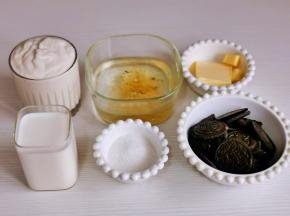 准备食材，吉利丁片提前冷水泡软。