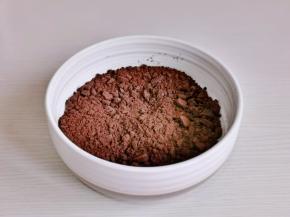 奥利奥饼干去掉夹心，用擀面杖压碎。