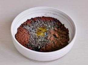 加入隔水融化的黄油搅拌均匀。