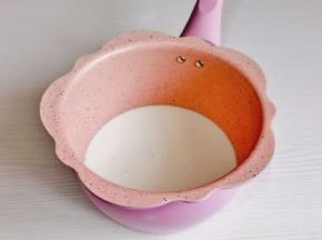 牛奶与白砂糖混合。