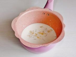 加入泡软的吉利丁片。