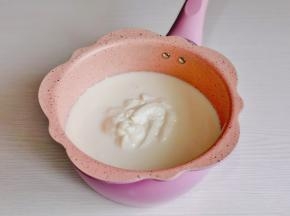 加入酸奶搅拌均匀。
