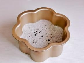 倒入活底的模具中，入冰箱冷藏一夜。