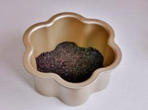 倒入8寸模具中压实，入冰箱冷藏30分钟。