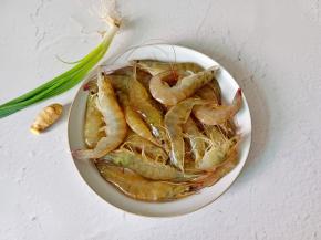 准备新鲜的对虾。