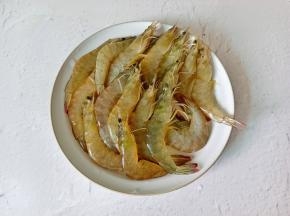 对虾剪去虾枪，虾须，挑出虾线。